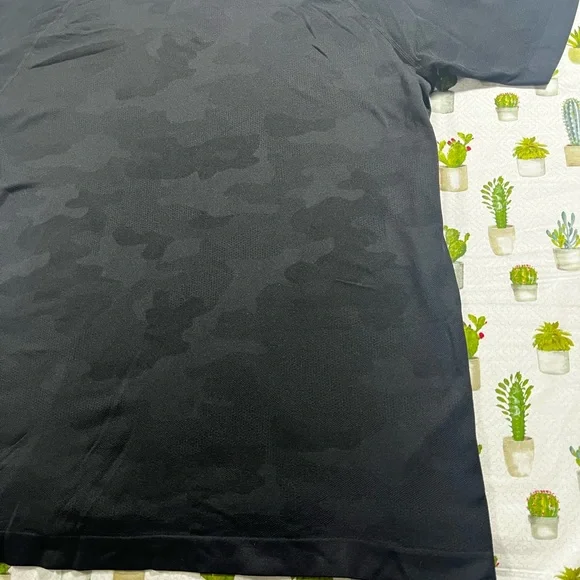 Fabletics Men’s Short Sleeve Shirt Black Camo Print XXL - Picture 7 of 11